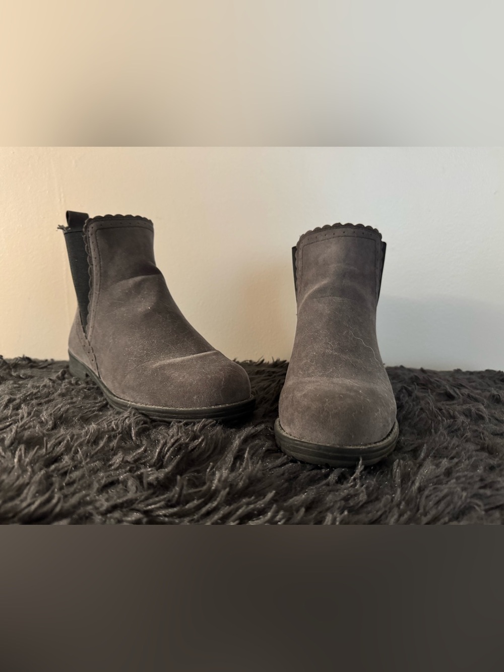MUK LUKS charcoal grey suede scalloped Women's Kiki Chelsea
Ankle Boots sz 11